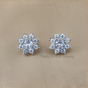 Pendientes florales de diamantes, pendientes redondos de estilo floral, pendientes delicados, regalo de aniversario, pendientes de botón, pendientes de botón de flor de moissanita para ella