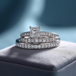 Anillo nupcial de moissanita de corte princesa con bandas pavé