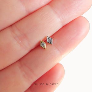 Brinco de pino pequeno com zircônia cúbica (CZ) 16G 5 mm, base plana, em prata de lei, formato de diamante, para hélice da orelha, ideal para usar em conjunto com outros brincos, brinco pequeno, com base plana.