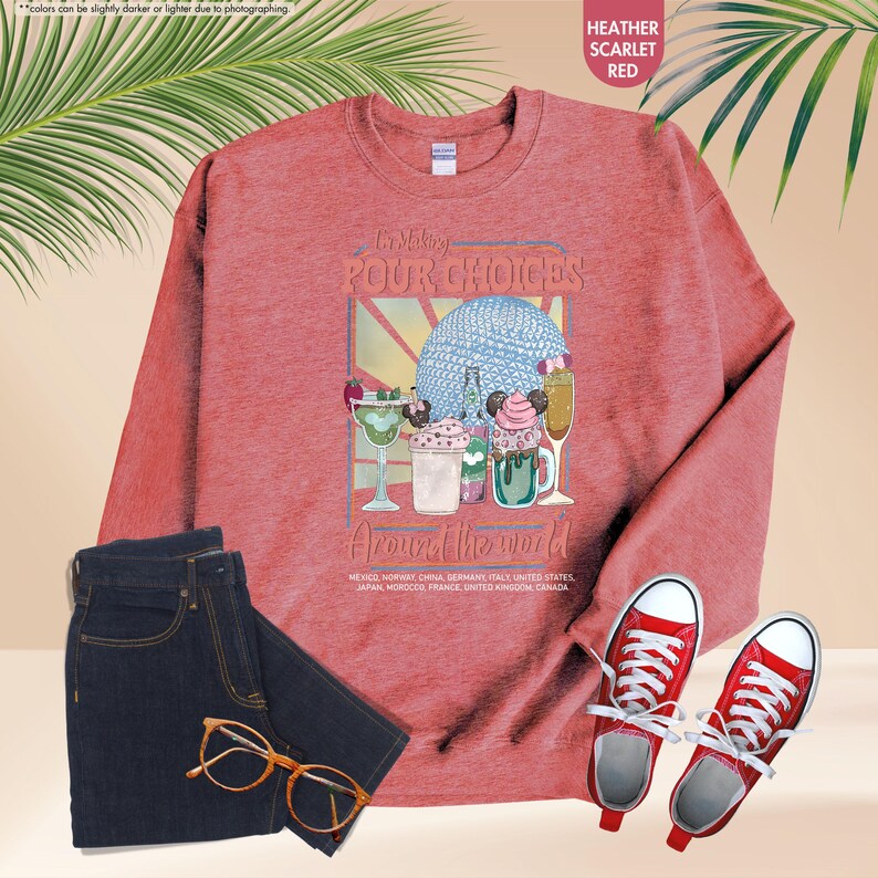 Pu&ograve; includere: Felpa rosso scarlatto melange con grafica di cocktail e la scritta "I'm Making Pour Choices Around the World". Include jeans blu scuro, scarpe da ginnastica rosse e occhiali. La felpa &egrave; girocollo.