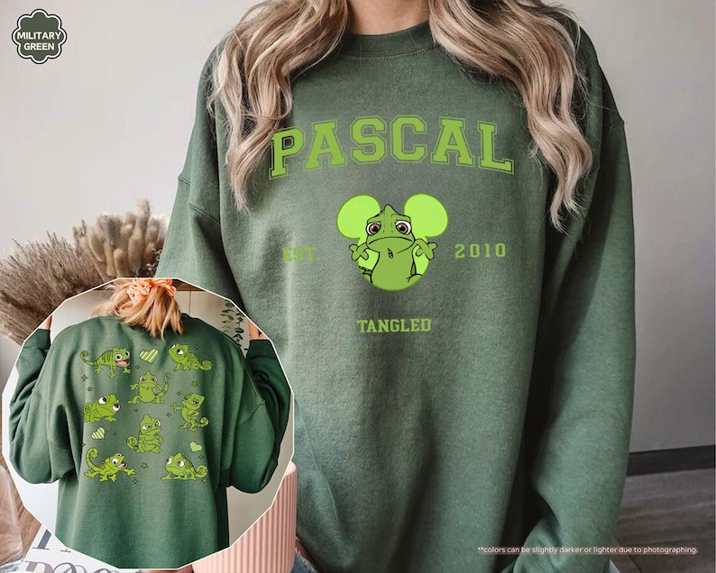 Op de afbeelding: Militairgroen sweatshirt met de naam "PASCAL" in lichtgroen, een cartoon kikkerfiguur en de tekst "TANGLED" en "2010". De achterkant van de trui toont meerdere kikker illustraties.
