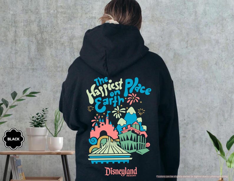 Pu&ograve; includere: Felpa con cappuccio nera con una stampa grafica colorata del castello di Disneyland e il testo "The Happiest Place on Earth" con il logo del Disneyland Resort.