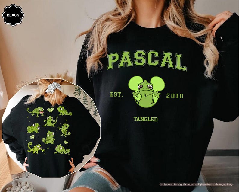 Op de afbeelding: Zwarte sweatshirt met een groene afbeelding van Pascal de kameleon uit de film Rapunzel. Het ontwerp bevat de naam "PASCAL", het jaar "2010" en het woord "TANGLED". De achterkant heeft een kleinere afbeelding van Pascal en andere kameleons.