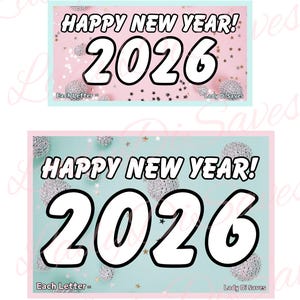 Puede incluir: Dos letreros rectangulares con borde azul claro. El letrero superior tiene un fondo rosa con el texto "HAPPY NEW YEAR!" y "2026" en blanco. El letrero inferior tiene un fondo azul claro con el mismo texto.