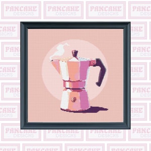 Può includere: Una caffettiera rosa e argentata con vapore che esce dal beccuccio. La caffettiera è in una cornice con sfondo rosa.