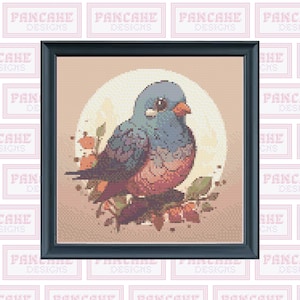 Peut inclure: Un motif de point de croix représentant un oiseau bleu et rose perché sur une branche avec des baies rouges. L'oiseau est entouré d'un cercle blanc sur un fond brun clair.