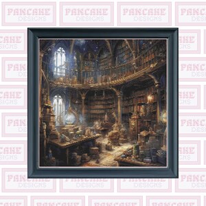 Könnte beinhalten: Eine gerahmte Illustration einer magischen Bibliothek mit einem großen, verzierten, hölzernen Bücherregal, das mit Büchern gefüllt ist. Die Bibliothek hat eine hohe Decke mit einem großen Fenster und einen runden, hölzernen Balkon. Es gibt mehrere Tische und Stühle in der Bibliothek, und ein großer, runder, silberner Spiegel steht auf einem der Tische.