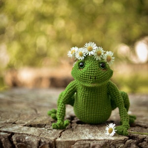 Crochet frog pattern, green frog, crochet animal pattern, amigurumi frog pattern