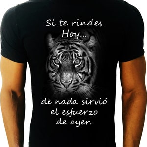 May include: Black t-shirt featuring a white tiger graphic and the text "Si te rindes Hoy... de nada sirvió el esfuerzo de ayer."