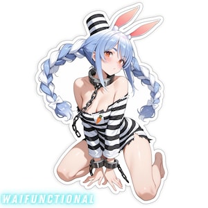 Könnte beinhalten: Ein Aufkleber mit einem Anime-Charakter mit blauem Zopf, der ein schwarz-weiß gestreiftes Outfit mit einem Karottenemblem trägt. Der Charakter hat Hasenohren und einen gestreiften Zylinder, mit Ketten um Hals und Handgelenke. Der Text "WAIFUNCTIONAL" befindet sich unten.