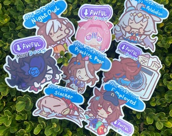 Könnte beinhalten: Eine Sammlung von Aufklebern im Anime-Stil mit verschiedenen Charakterdesigns. Jeder Aufkleber enthält Text wie "Night Owl", "Awful Mood Down" und "Practice Poor". Die Aufkleber sind vor einem Hintergrund aus grünem Laub angeordnet.