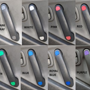 Puede incluir: Diez tiradores de puerta de diferentes colores, que incluyen negro, gris oscuro, blanco, rosa, rojo, naranja, amarillo, verde, azul, azul real y morado.