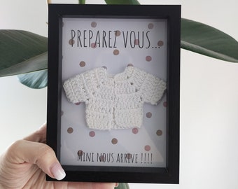 Tableau annonce grossesse avec mini gilet crochet - 13x18cm - Personnalisable