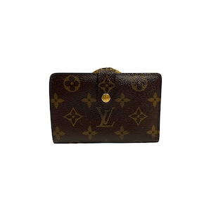 Puede incluir: Cartera marrón con un patrón repetido de formas florales y geométricas. La cartera tiene un cierre de botón a presión dorado y un botón dorado. El icónico logotipo "LV" es visible en la parte delantera.