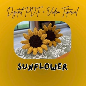 Puede incluir: Se muestran dos girasoles de ganchillo con pétalos amarillos y centros marrones. La imagen tiene el texto "Digital PDF + Video Tutorial" y la palabra "SUNFLOWER". Los girasoles están sobre una superficie estampada sobre un fondo amarillo.