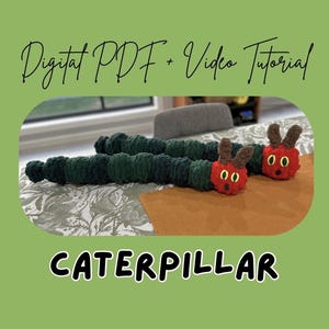 Può includere: Giocattoli a forma di bruco fatti a mano all'uncinetto. Il bruco lungo è verde scuro e i due più piccoli hanno teste rosse con antenne marroni e occhi neri. L'immagine include il testo "Digital PDF + Video Tutorial" e "CATERPILLAR".