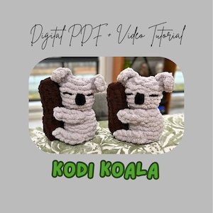 Peut inclure: Deux koalas en crochet faits à la main, chacun enlacant une bûche marron. Les koalas sont gris clair avec des yeux et des nez noirs. L'image comprend le texte "Digital PDF + Video Tutorial" et "Kodi Koala". Les koalas sont assis sur une surface à motifs.