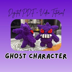 Puede incluir: Dos peluches de ganchillo de color morado con forma de personaje fantasma, con pelo puntiagudo, ojos rojos y una sonrisa blanca con dientes. La imagen incluye el texto Digital PDF + Video Tutorial y GHOST CHARACTER. Los peluches tienen textura suave.