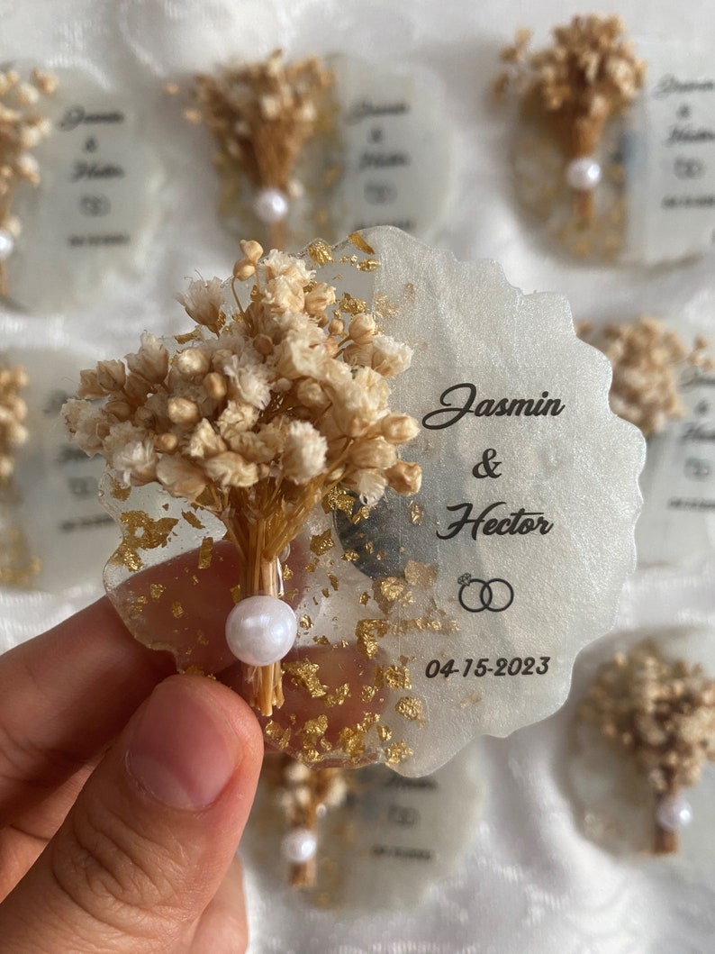 Favor de imán personalizado, imán epoxi, regalo de compromiso, favores de despedida de soltera, imán de flores secas para invitados, regalos de boda, imán de boda imagen 3