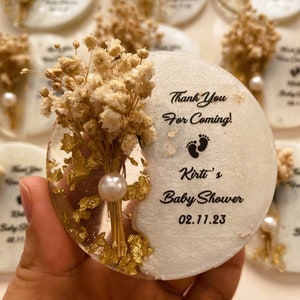 Favor de imán personalizado, imán epoxi, regalo de compromiso, favores de despedida de soltera, imán de flores secas para invitados, regalos de boda, imán de boda imagen 4