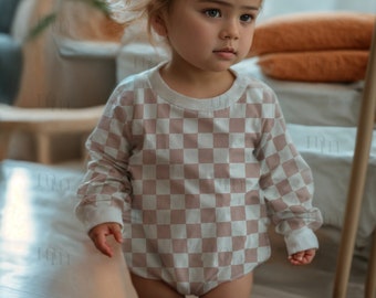 子供用セーターロンパース全面プリントモックアップ | ローランドスウェットシャツロンパース、リアルなPhotoshopモックアップ | 赤ちゃん・幼児向け手作り写真モックアップ