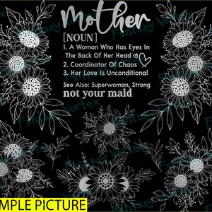 以下が含まれることがあります： 黒と白のグラフィックデザインで、花柄のモチーフと「Mother [NOUN] 1. A Woman Who Has Eyes In The Back Of Her Head 2. Coordinator Of Chaos 3. Her Love Is Unconditional See Also: Superwoman, Strong not your maid」というテキストが書かれています