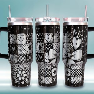 Puede incluir: Tres vasos térmicos negros con diseños plateados. Cada vaso presenta un patrón diferente de corazones, estrellas y lazos. Tienen asas negras, tapas transparentes y pajitas plateadas. Diseñados para bebidas frías.