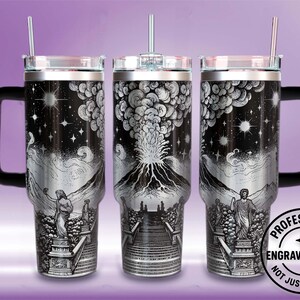 Puede incluir: Tres vasos de acero inoxidable con asas y tapas negras. Cada vaso presenta un diseño grabado de un volcán en erupción bajo un cielo estrellado, con figuras y elementos arquitectónicos. Los vasos tienen una pajita.
