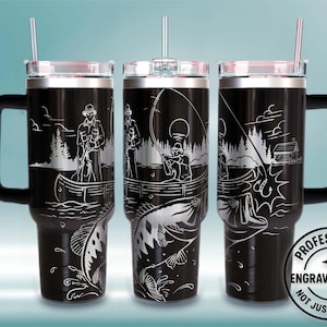 Könnte beinhalten: Schwarzer isolierter Becher mit Griff, Deckel und Strohhalm. Der Becher hat ein silbernes eingraviertes Design eines Fischers in einem Boot, der fischt, und eines Fisches, der aus dem Wasser springt. Der Text "PROFESSIONAL ENGRAVING FILE NOT JUST SVG ART" ist ebenfalls enthalten.