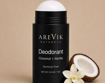 Puede incluir: Un desodorante en barra cilíndrico negro con tapa blanca. La etiqueta dice AREVIK NATURALS Deodorant Coconut + Vanilla Aluminum Free NET WT 2.5 OZ / 70G. Al lado hay un coco cortado por la mitad y una flor de vainilla blanca.