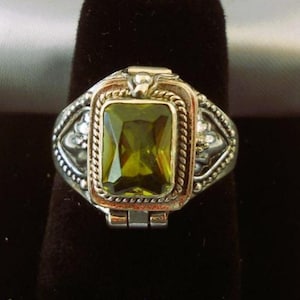 Anillo de peridoto venenoso de plata esterlina hecho a mano