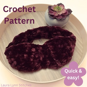 Könnte beinhalten: Ein Häkel-Stirnband-Muster mit einem burgunderfarbenen Stirnband auf einem Holztablett. Der Text "Quick & easy!" befindet sich auf einer lila Blume. Der Text "Crochet Pattern" befindet sich oben im Bild. Der Text "Laura Lynn Stitches" befindet sich unten im Bild.