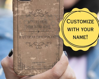 Könnte beinhalten: Eine braune und beige Handyhülle mit einem Vintage-Buchdesign. Die Hülle trägt den Text "LETTERS FROM [YOUR NAME HERE] A VICTORIAN CORRESPONDENCE LIMITED EDITION 2023".