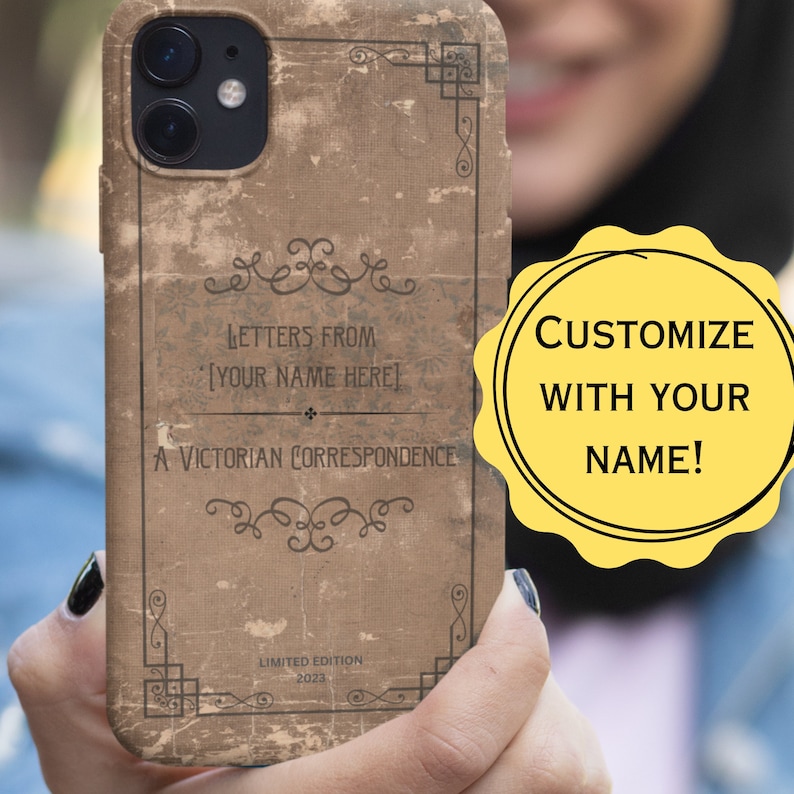 Funda para teléfono con libro, funda para teléfono con libro vintage personalizada, regalo personalizado para amantes de los libros, funda para teléfono literaria clásica, funda para teléfono iPhone 15, personalizada imagen 1