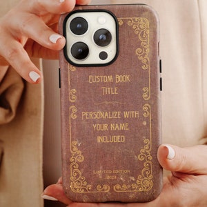 Aangepaste boektelefoonhoes, gepersonaliseerd vintage boek iphonecover, leesliefhebber klassiek literair, bibliofiel, lezer, pixel, melkweg, leesgrage