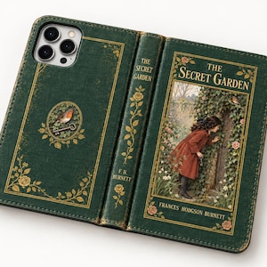 Könnte beinhalten: Eine dunkelgrüne Handyhülle, die wie ein altes Buch mit dem Titel The Secret Garden von Frances Hodgson Burnett gestaltet ist. Das Cover zeigt ein Mädchen in einem roten Mantel, das eine Gartentür öffnet, ein Rotkehlchen und einen Schlüssel.