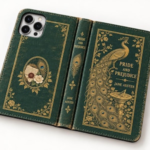 Puede incluir: Una funda de teléfono de color verde oscuro diseñada como una cubierta de libro antigua. El frente presenta una ilustración de un pavo real dorado, el texto Pride and Prejudice de Jane Austen y un reloj de sol. El reverso muestra una carta.