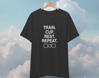 Koszulka z nadrukiem „Trening Cup Rest Repeat” | Koszulka z białym tuszem do baniek | Prezent dla sportowców na regenerację po treningu | Ciemna koszulka do ćwiczeń na siłowni