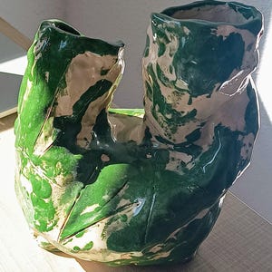 Jarrón cerámico hecho a mano. Objeto decorativo