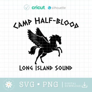 Puede incluir: Silueta en blanco y negro de un caballo alado con el texto "Camp Half-Blood Long Island Sound" en una fuente estilizada.