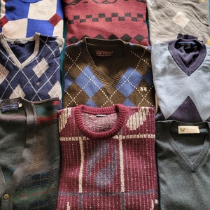 Puede incluir: Una colección de diez jerséis de varios colores y patrones, incluyendo azul, rojo, marrón y gris. Los jerséis están hechos de diferentes materiales, como lana y cachemira.