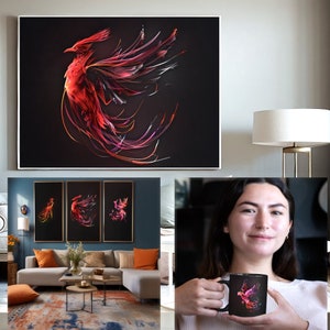 Op de afbeelding: Een groot ingelijst kunstwerk en drie kleinere ingelijste kunstwerken tonen een levendig, abstract phoenix-ontwerp in tinten rood, oranje en roze tegen een zwarte achtergrond. Een zwarte mok met hetzelfde phoenix-ontwerp is ook zichtbaar.