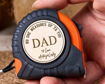 Niemand misst personalisierte Maßband, Vatertagsgeschenk der Tochter, personalisierte Geschenke für Papa und Opa, Geschenk für Ehemann, Papa