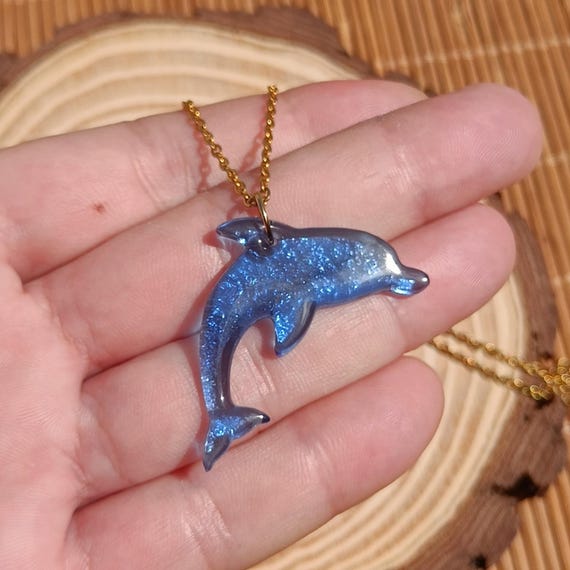 青いガラスのイルカのボトル