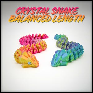Puede incluir: Cuatro esculturas de serpientes de cristal coloridas en tonos rosa, amarillo, azul y verde. El texto "CRYSTAL SNAKE BALANCED LENGTH" se muestra encima de las esculturas en una fuente degradada.