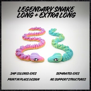 Può includere: Due giocattoli a forma di serpente colorati, uno rosa e giallo, l'altro blu e verde. Il testo "LEGENDARY SNAKE LONG + EXTRA LONG" è in alto. Il testo "3MF COLORED EYES PRINT IN PLACE DESIGN" e "SEPARATED EYES NO SUPPORT STRUCTURES" sono in basso.