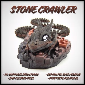 Könnte beinhalten: Ein 3D-gedrucktes Stone Crawler-Modell in Braun- und Grautönen. Das Modell zeigt ein drachenartiges Wesen mit großen Augen und einem segmentierten Schwanz. Der Text "STONE CRAWLER" ist oben zu sehen. Zusätzlicher Text lautet "NO SUPPORTS STRUCTURES" und "PRINT IN PLACE MODEL".