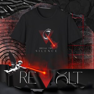 Może przedstawiać: Czarna koszulka z grafiką przedstawiającą otwarte usta z czerwonym promieniem lasera i napisem "BREAK THE SILENCE". Słowo "REVOLT" znajduje się na dole obrazu.