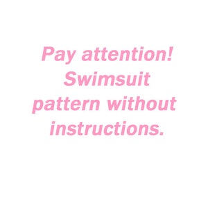 Op de afbeelding: Roze tekst op een witte achtergrond luidt: "Pay attention! Zwempakpatroon zonder instructies."