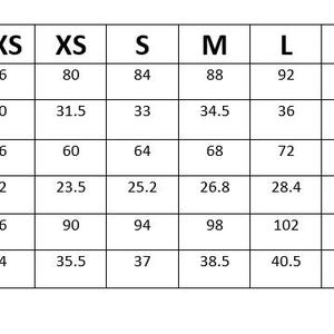 Op de afbeelding: Maattabel met metingen in inches en centimeters voor borst, taille en heupen. De maten vari&euml;ren van XXS tot 3XL.
